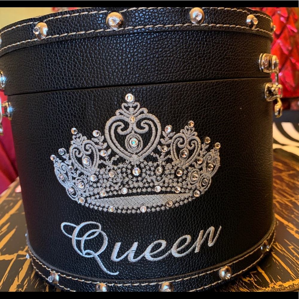 Make up case/crown case with crystals or without